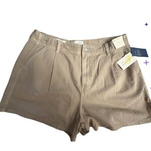 Universal thread women’s high-rise
slim hip & leg pleated shorts
Various sizes